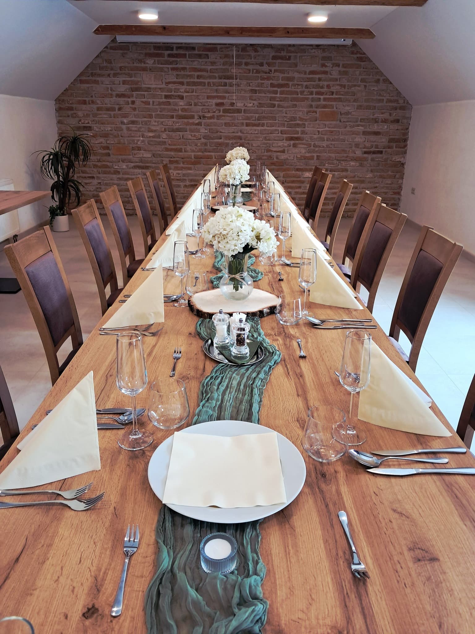 Podkrovný salónik – slávnostné prestretie